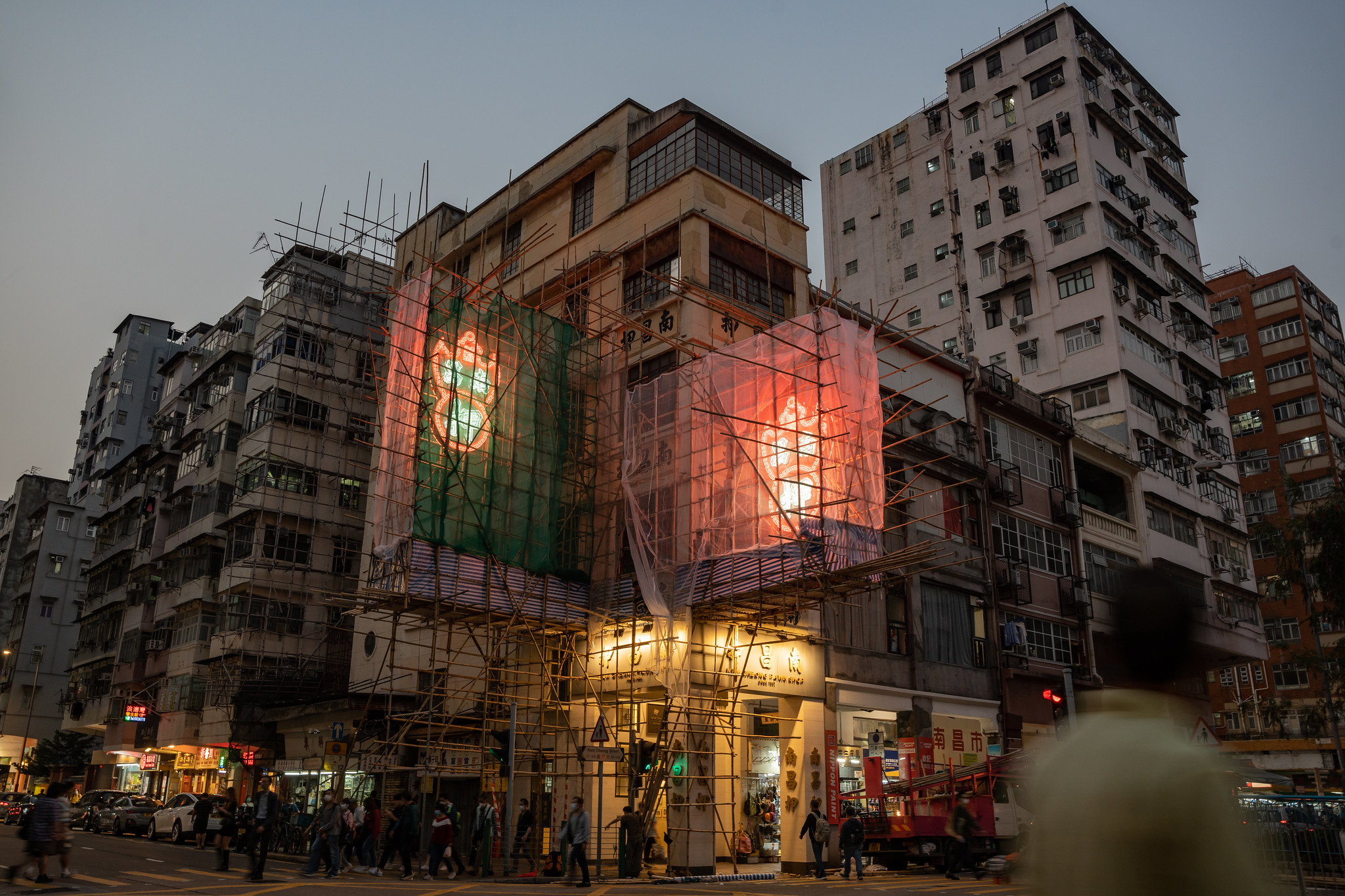 Scaffolding put up around two neon signs at a pawn shop in Nam Cheong ahead of their removal. Photo: Kyle Lam / HKFP, 2023